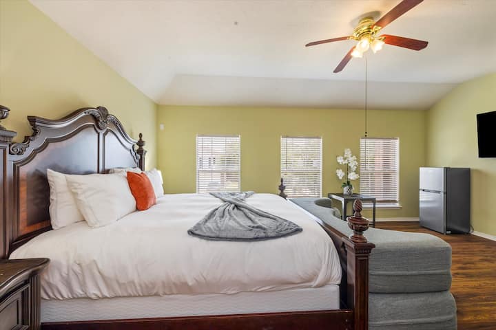 Основна спална соба со брачен кревет (широк 150-179 см)! Вклучуваме паметен телевизор,  личен фрижидер и удобен кауч за спиење во целосна големина.