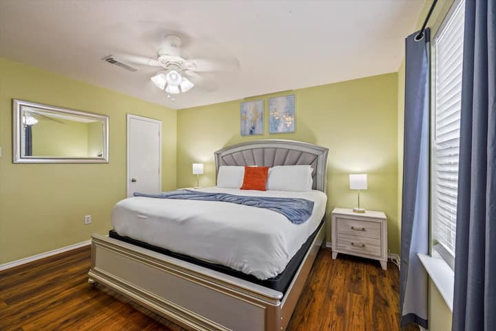 Втора спална соба со брачен кревет (широк 150-179 см).