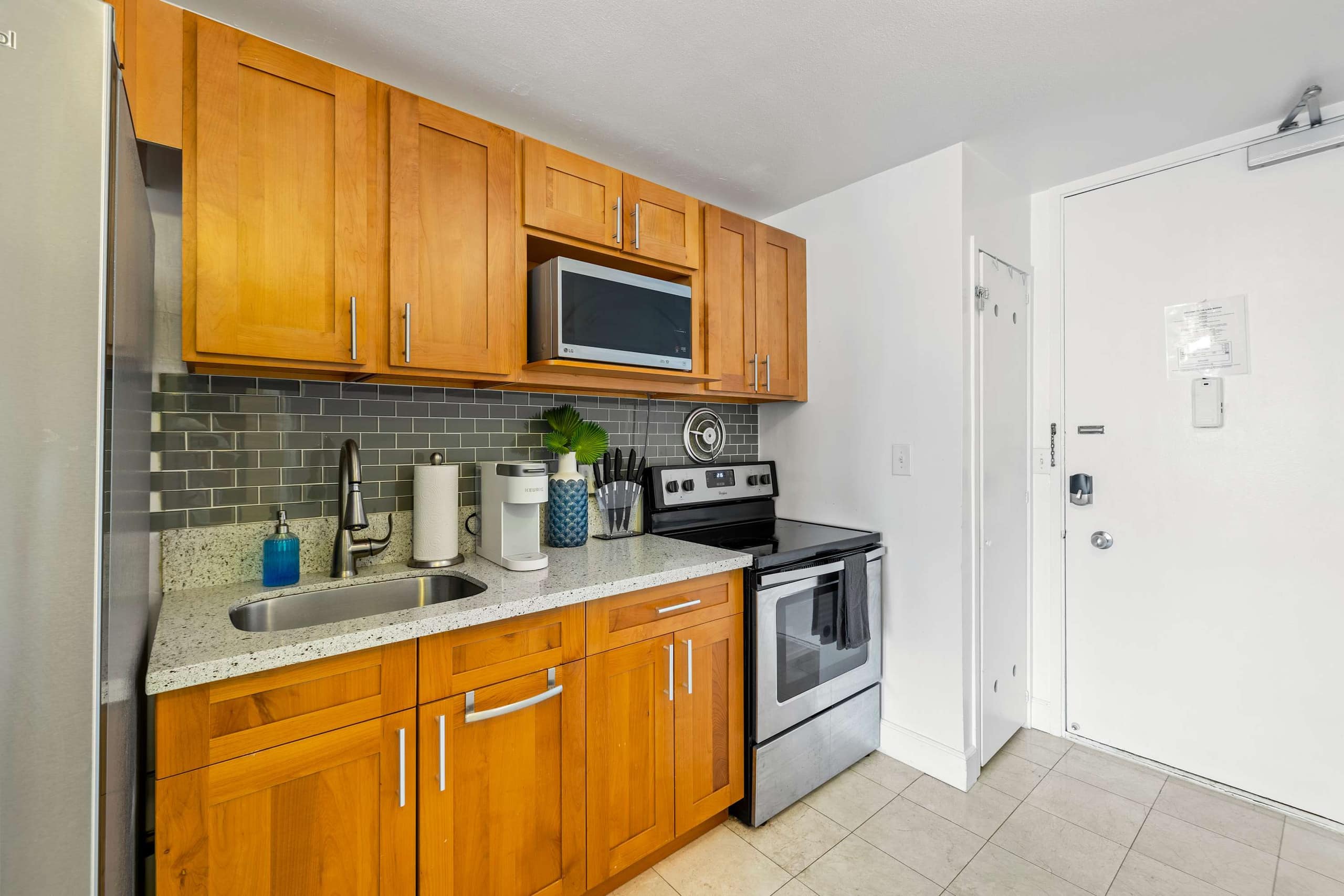 Prime Waikiki Studio – Walk to the Beach! - Image 13
