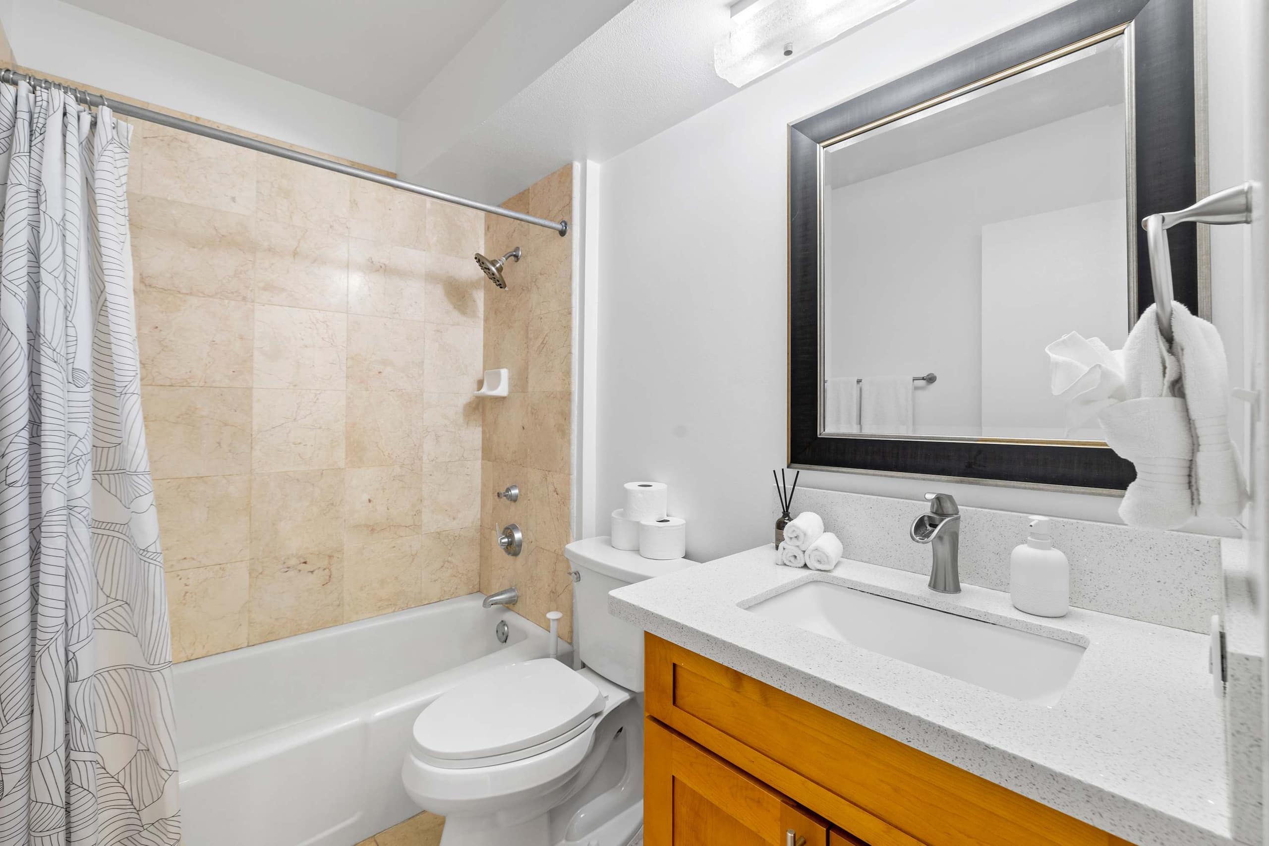Prime Waikiki Studio – Walk to the Beach! - Image 5