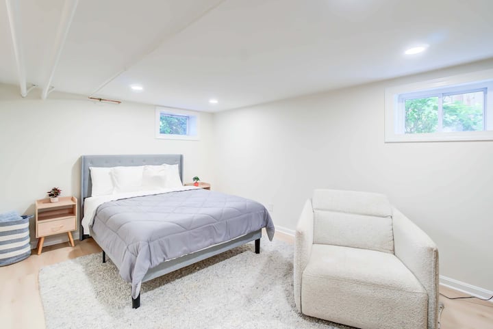 Dhomë gjumi e bollshme në katin e poshtëm me shtroja të rehatshme, ndenjëse dhe ndriçim të butë! E përkryer për më shumë privatësi ose për një pushim të qetë.