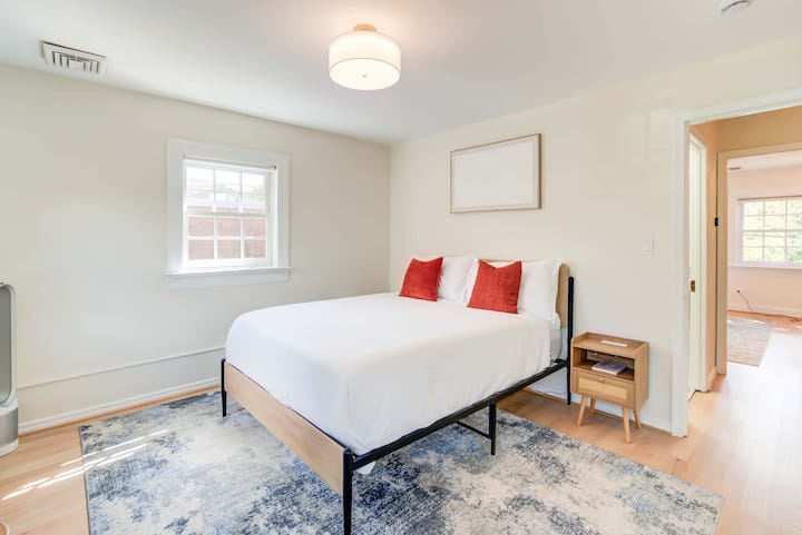 Qetëso dhomën e vizitorëve me dritë natyrale, shtroja të freskëta dhe një ambient të thjeshtë dhe elegant për një pushim të shkëlqyer gjatë natës.