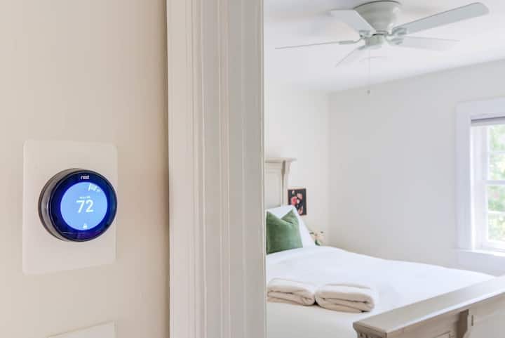 Termostati Smart Nest të mundëson të vendosësh temperaturën e përsosur për gjumë të qetë dhe rehati gjatë gjithë ditës.