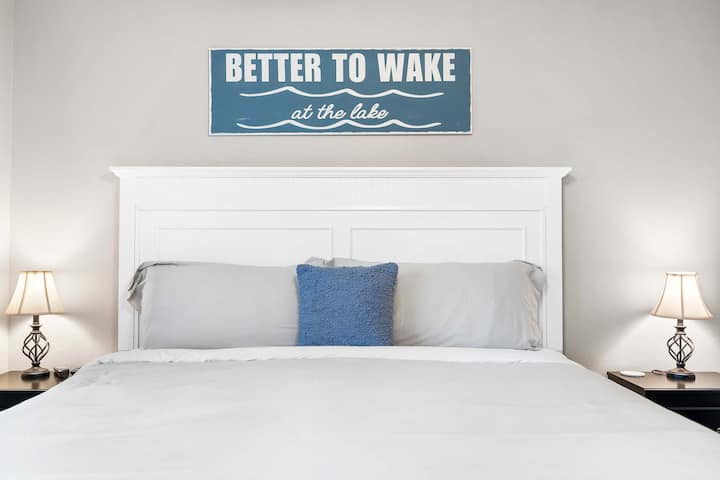 Главниот брачен апартман може да се пофали со телевизор, сопствена бања и пристап до терасата​