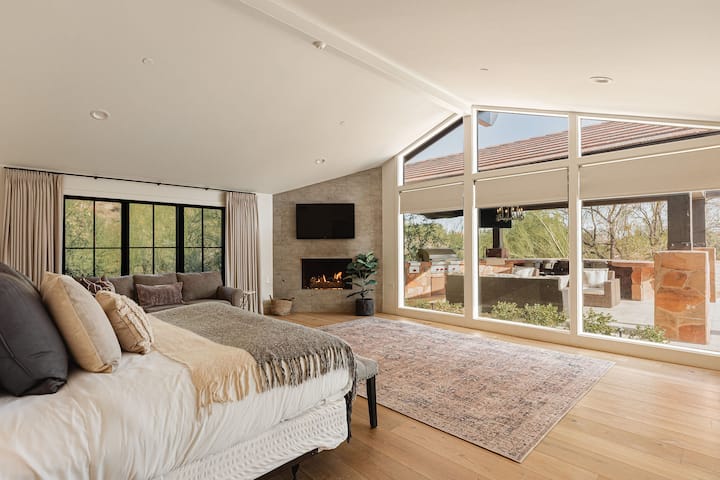 غرفة النوم الرئيسية - سرير كينج وأريكة للنوم