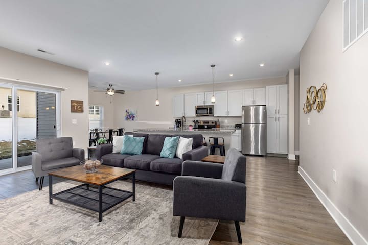 Modern 2br + 2ba Condo With Garage & Patio - Wyoming, MI