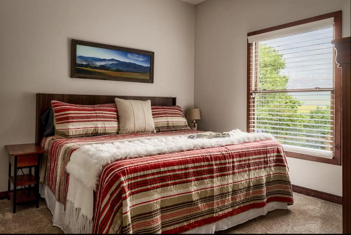 一楼宽敞的加大双人床套房，可欣赏山景，并配有独立套房浴室。