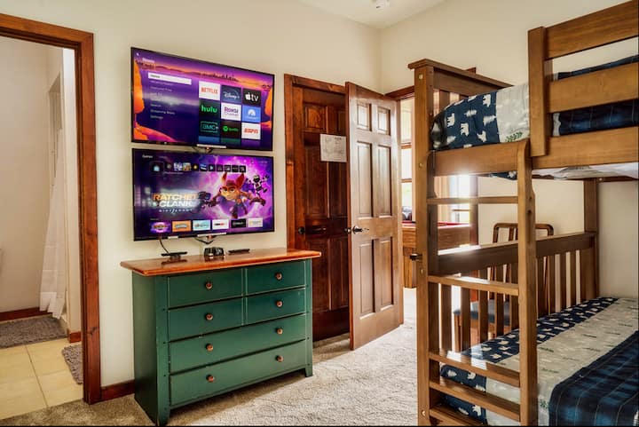 有趣的双层床房，配备双电视和游戏设备，非常适合儿童和青少年。