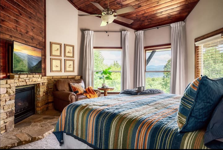 三楼加大双人床套房，带壁炉、山景和舒适的休息区。