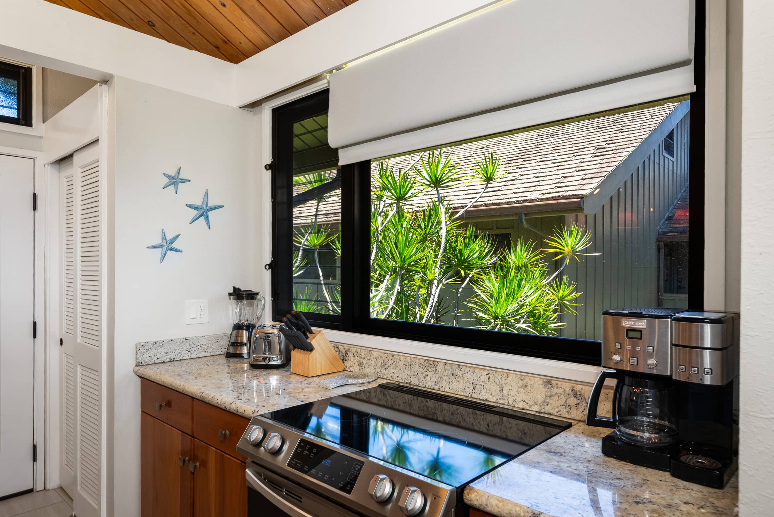 Condo in Lahaina · ★5.0 · 2 bedrooms · 4 beds · 2 baths - Image 10