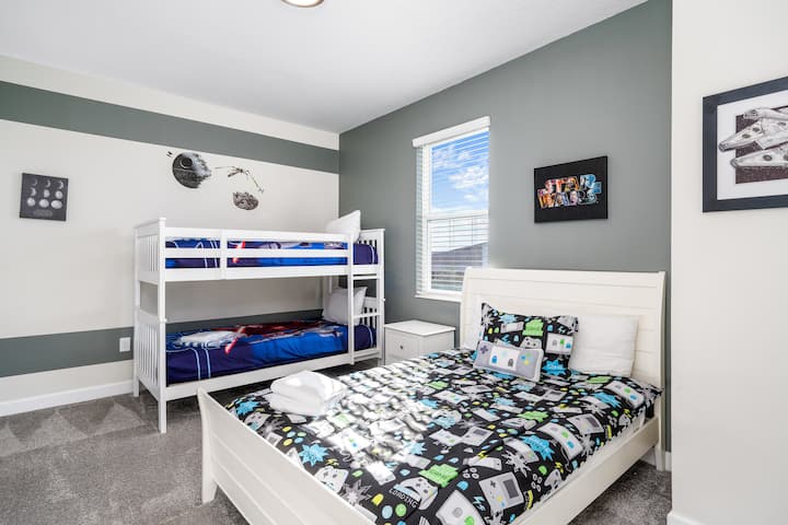 Одморете се во нашите висококвалитетни кревети по долгиот ден во парковите.