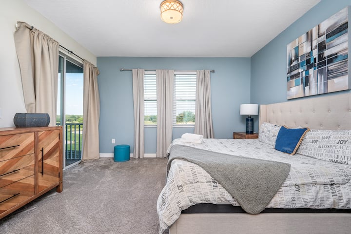 Нашата главна спална соба има пристап до балконот, сопствен телевизор, простор во плакарот и приватна бања.