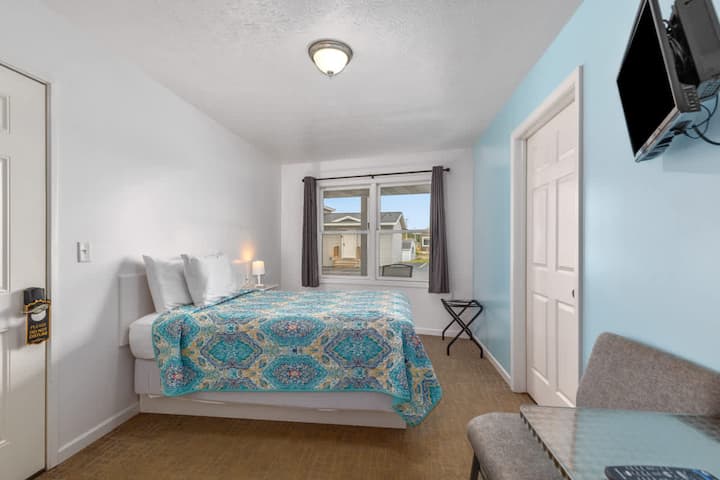 Ground level. Handicap accessible. Double bed. 