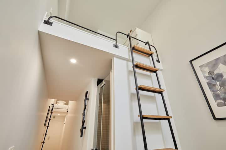 Krevat tek mezzanine i arritshëm me shkallë