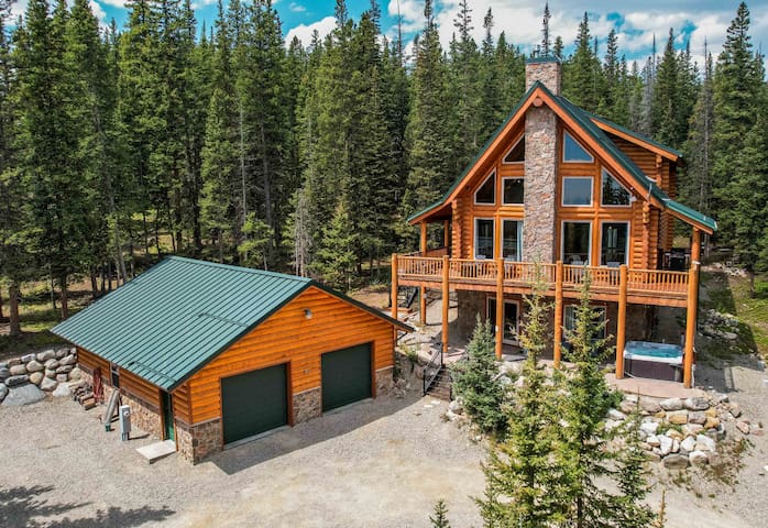 The Mountain Gem Chalet / Hot Tub • Log Retreat