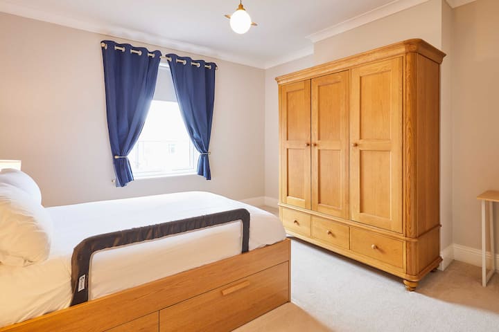 Bristol Avenue, Saltburn-by-the-Sea – hostiteľ a pobyt