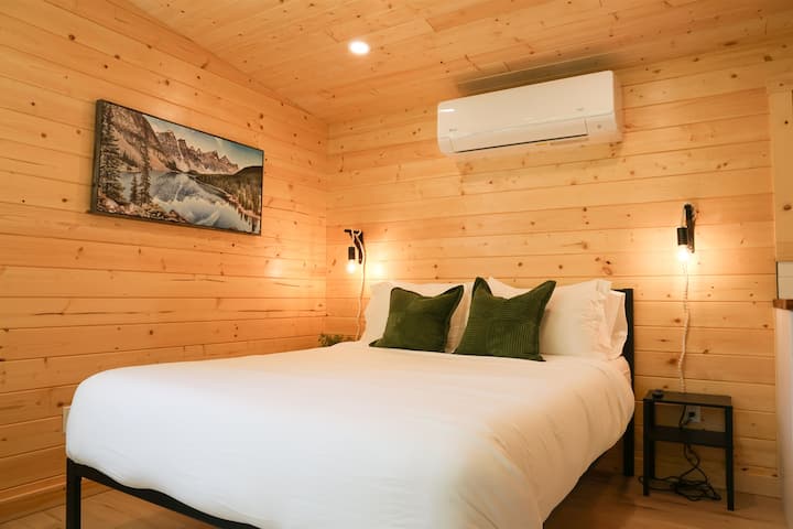 Брачен кревет (широк 150-179 см) со душек од Даглас и премиум постелнина