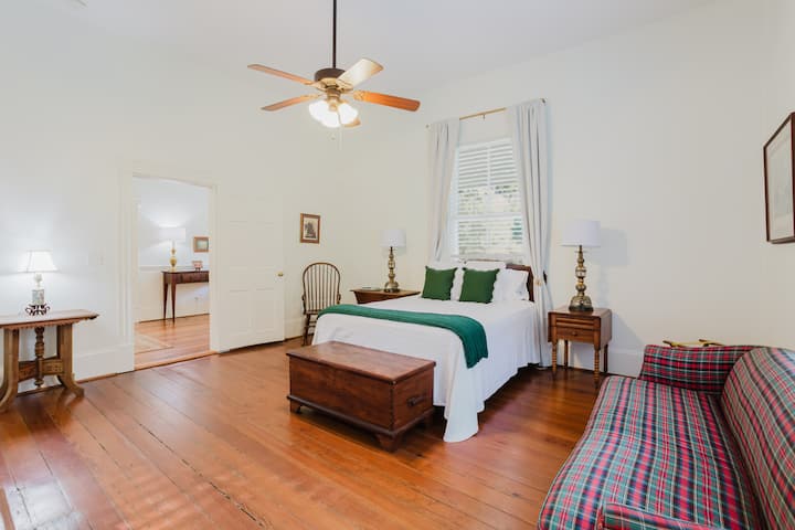 חדר שינה 1 | עיצוב קלאסי עם רצפות עץ חמות | פינת ישיבה נעימה ואלגנטיות נצחית