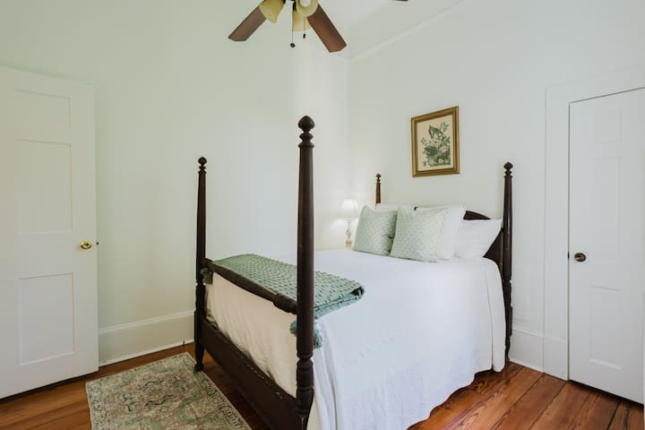 חדר שינה מקסים 3 | מיטה עם ארבעה עמודים עם מצעים נקיים | אווירה שלווה בגווני ירוק רך