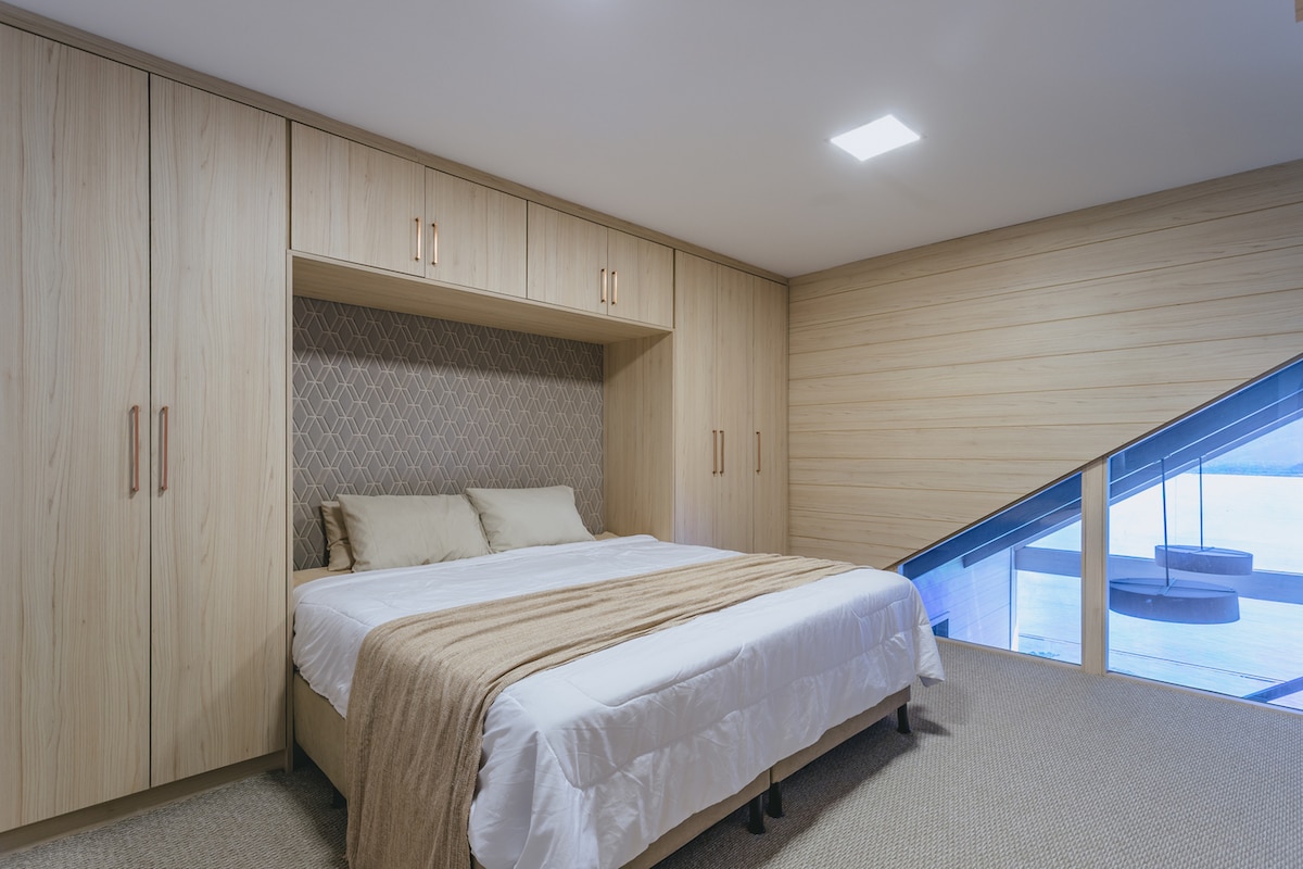 Климатикът осигурява перфектни нощи в помещение с релаксиращо голямо двойно легло