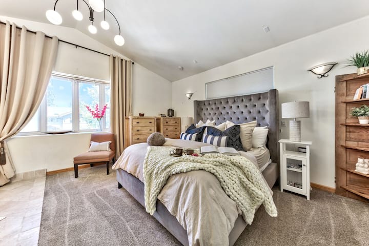 Cal King , Fire place, Steam room, Jacuzzi tub, Theater room 95 inch Tv and Minibar