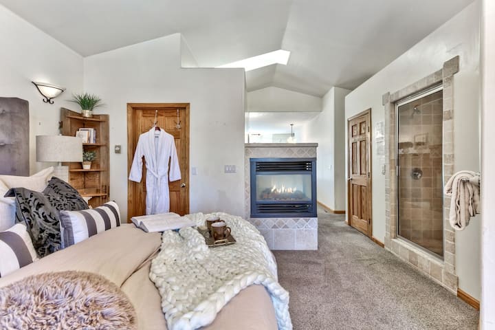 Cal King , Fire place, Steam room, Jacuzzi tub, Theater room 95 inch Tv and Minibar