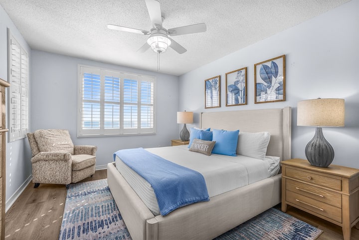 Брачен кревет (широк 180 – 200 см) со поглед кон заливот. 