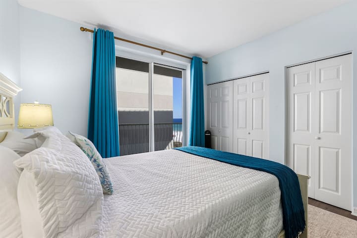 Брачен кревет (широк 150 – 179 см) со приватен балкон покрај спалната соба.