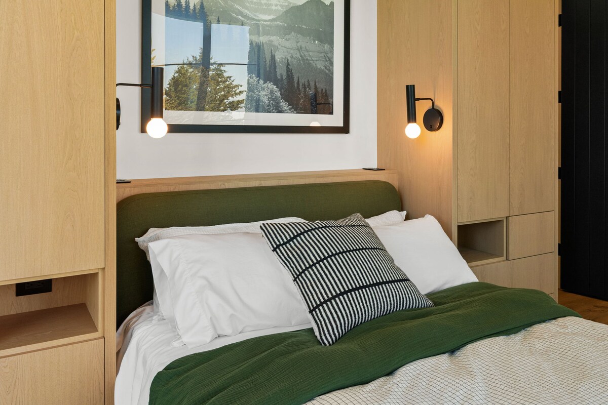 Habitación de huéspedes en el nivel principal: cama doble doble