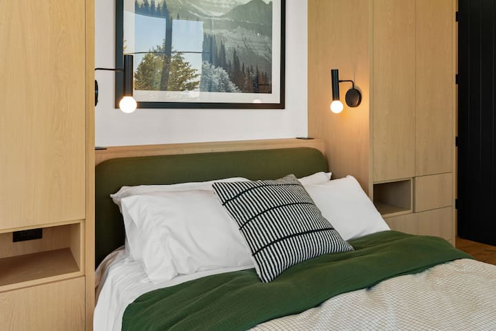 Əsas Səviyyəli Qonaq Otağı - Kraliça çarpayısı