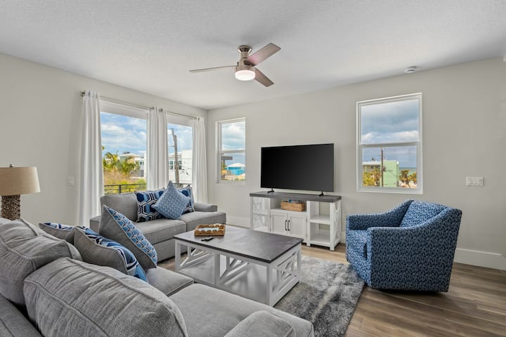 6 Br Duplex W/ Private Pool & 2 Kitchens - Bradenton Beach, FL