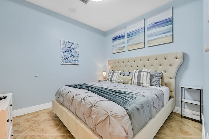 Guest king bed, outlets