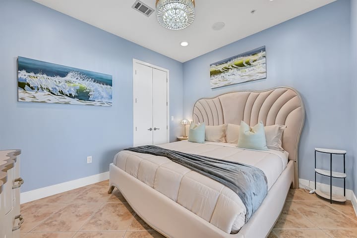 KING Master bed, outlets, closet