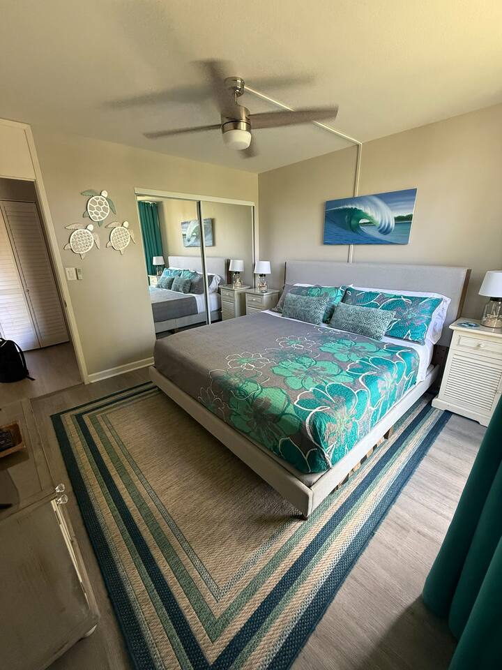 مرتبة كاليفورنيا كينج جديدة، ومرايا كاملة الطول، وستائر تعتيم، وطاولتان بجانب السرير، ورفان للأمتعة، ومساحة خزانة كبيرة.  