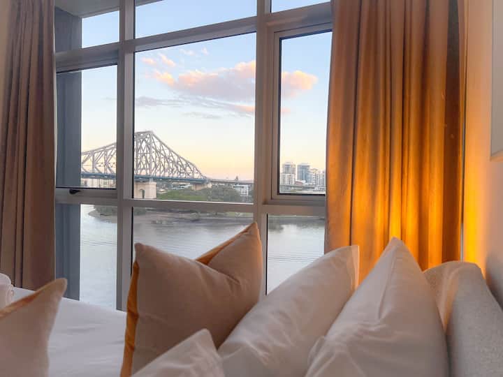 Riverfront Luxury 2br | Walk To Cbd + Parking - Brisbane