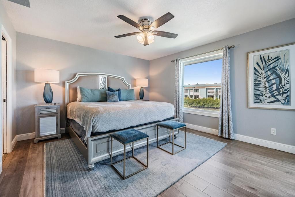 חדר השינה 4 מציע מפלט מרווח עם מיטת קינג-סייז, עיצוב אלגנטי וחלונות גדולים שממלאים את החדר באור טבעי. גימורים מודרניים ופרטים נעימים יוצרים מרחב שליו ללילות מרגיעים ולבוקרים מרעננים.