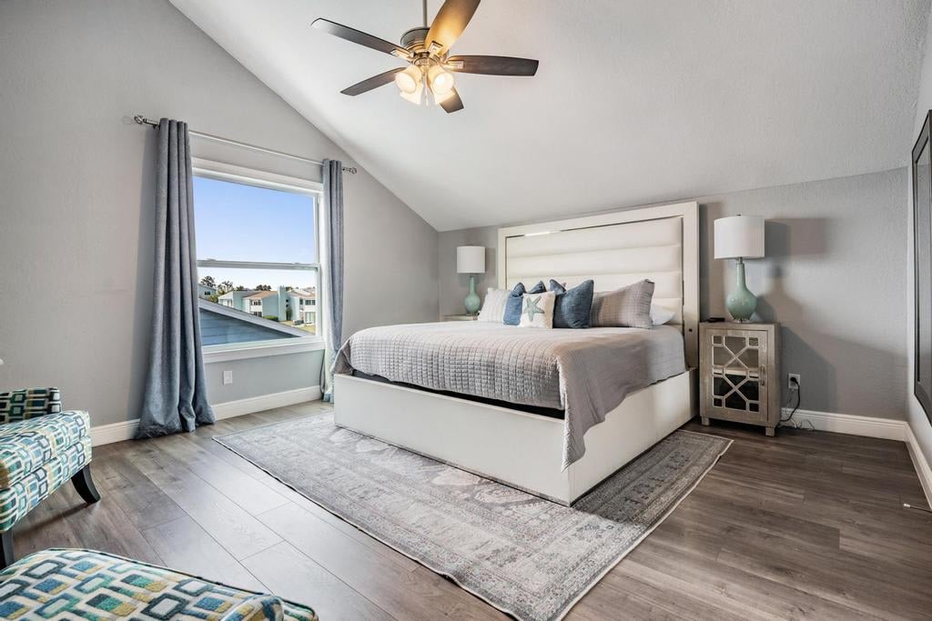 להירגע בסוויטה הראשית האלגנטית הכוללת מיטת קינג-סייז מפנקת, תקרות קמורות, עיצוב שיקי וחלונות גדולים עם נוף מרגיע למים. מושלם להירגע בנוחות ובסטייל אחרי יום של הרפתקאות.