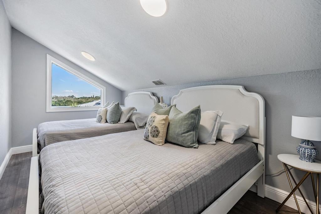 בחדר השינה 7 יש 2 מיטות מלאות עם מצעים נעימים, תאורה רכה ואווירה שלווה. חלל רב-תכליתי אידיאלי לילדים, חברים או אורחים נוספים – מציע נוחות ועיצוב עם נגיעות קסומות בכל פינה.