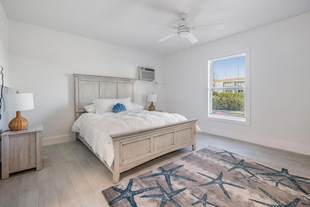 חדר השינה 5 מציע מיטת קווין סייז נעימה עם מצעים רכים, אור טבעי ועיצוב ניטרלי מרגיע. שילוב מושלם של נוחות וסטייל, המרחב הזה מזמין את האורחים ליהנות מלילות מרגיעים ומפלט שקט.