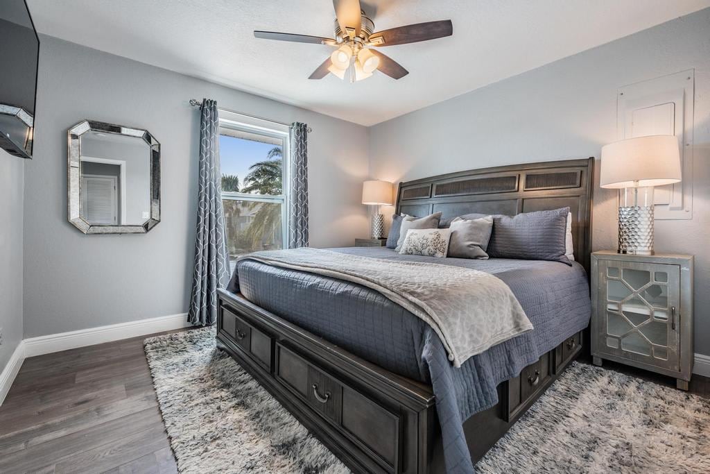 חדר שינה 2 מציע מקום מפלט שלו עם מיטת קינג-סייז מפנקת, עיצוב אופנתי ומצעים נעימים. אור טבעי ממלא את החלל ויוצר אווירה מרגיעה – מושלמת ללילות מרגיעים ולבוקרים שלווים.