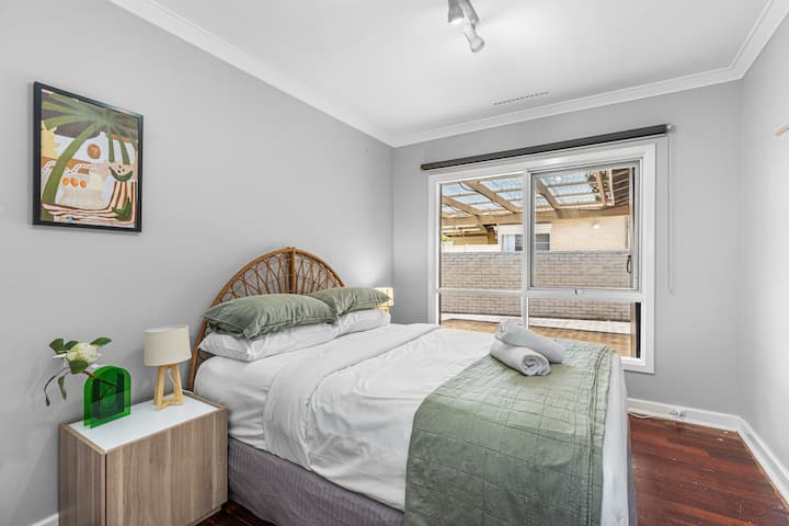 Este elegante dormitorio con cabecero de ratán y tonos relajantes es tu escapada perfecta.