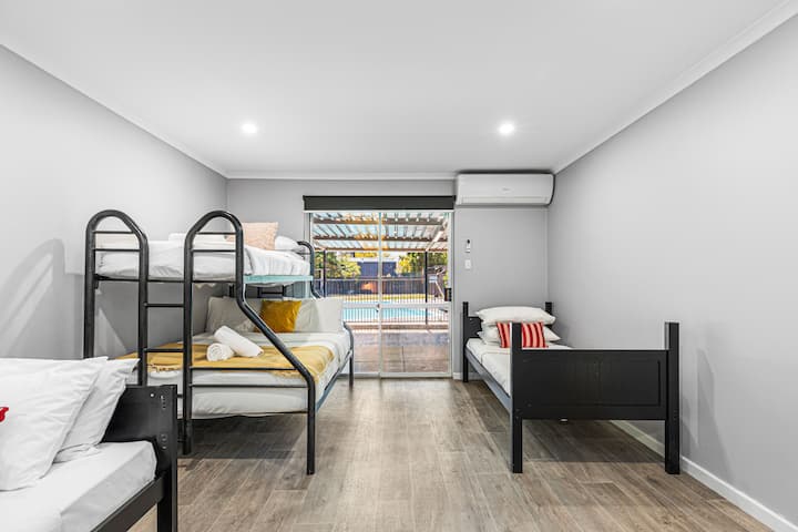 Esta luminosa habitación ofrece una litera más dos individuales, ¡con acceso directo a la piscina brillante!