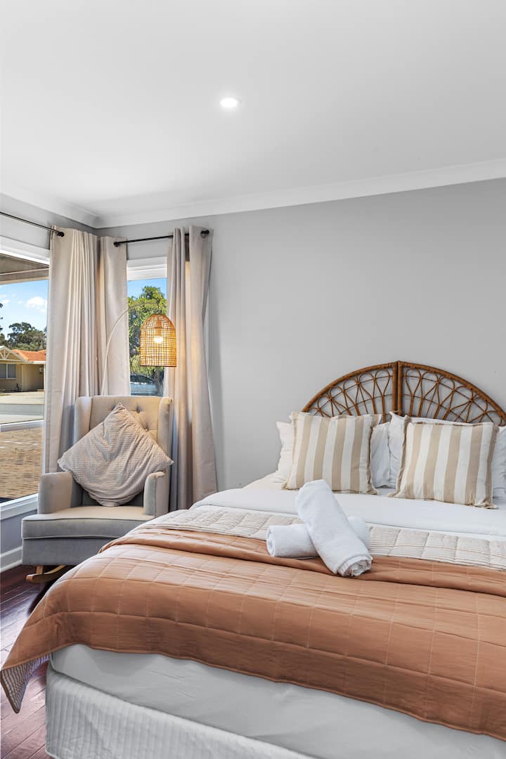 ¡Relájate por completo! Esta tranquila habitación cuenta con una cómoda cama y una acogedora silla de lectura.