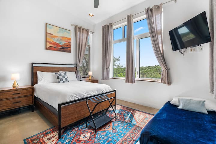 Втора спална соба со природна светлина и паметен телевизор