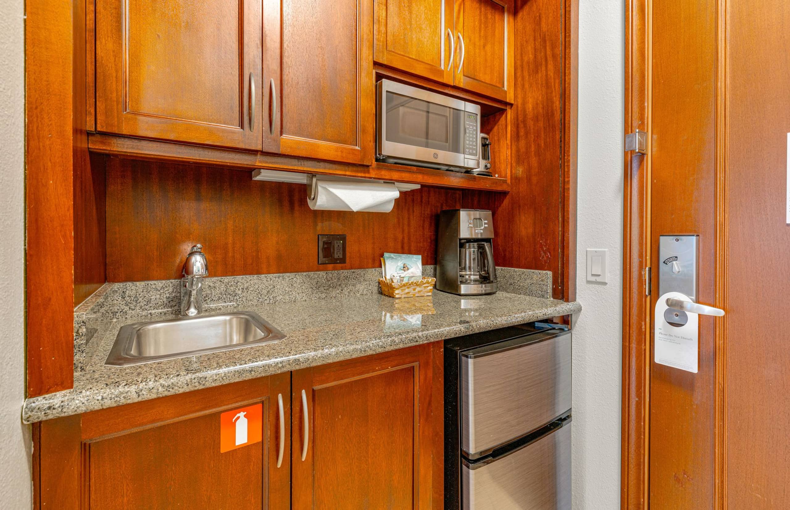 Condo in Lahaina · ★5.0 · 3 bedrooms · 6 beds · 3 baths - Image 23