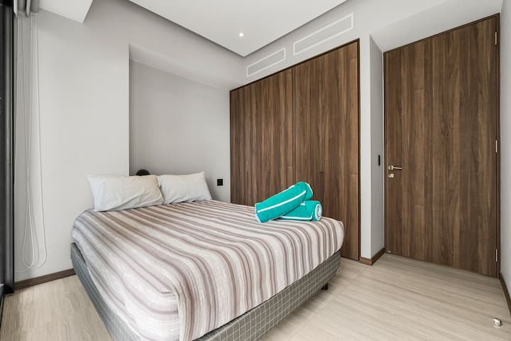 Krevat dopio "queen" në dhomën e dytë të gjum