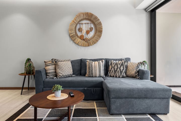 Dhoma e ndenjjes me divan krevat 