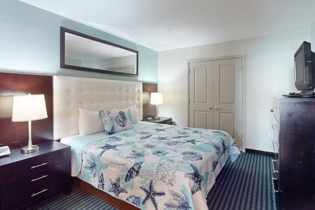 Главна спална соба со брачен кревет (широк 180 - 200 см)