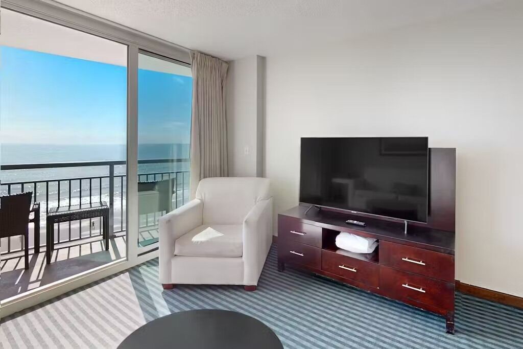 Светла дневна соба со директен поглед кон океанот