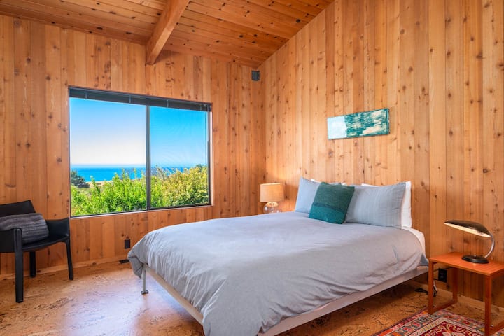 V izbe pre hostí čaká pohodlná manželská posteľ 